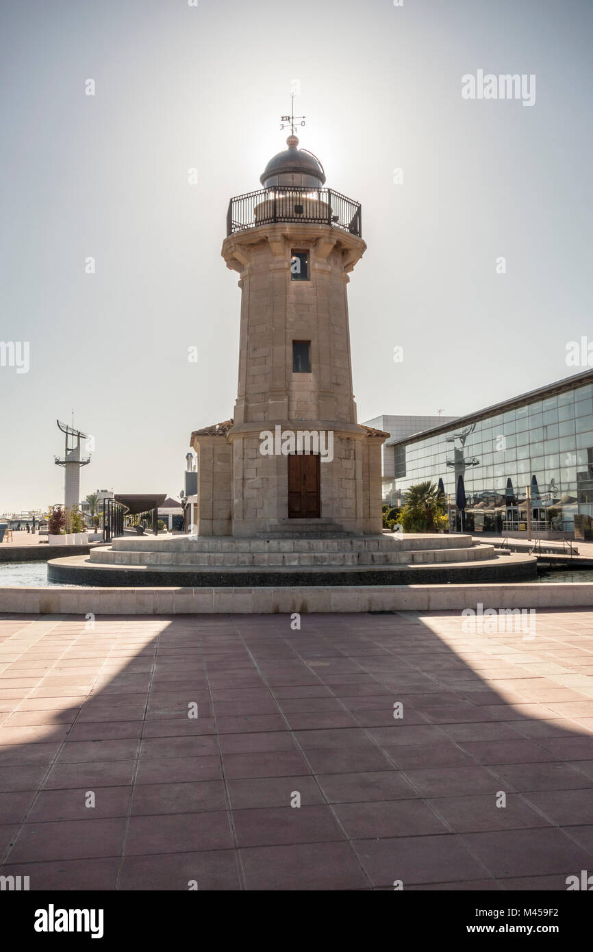 Der alte Leuchtturm im Hafen von El Grao, maritime Bezirk. Castellon, Spanien. Stockfoto