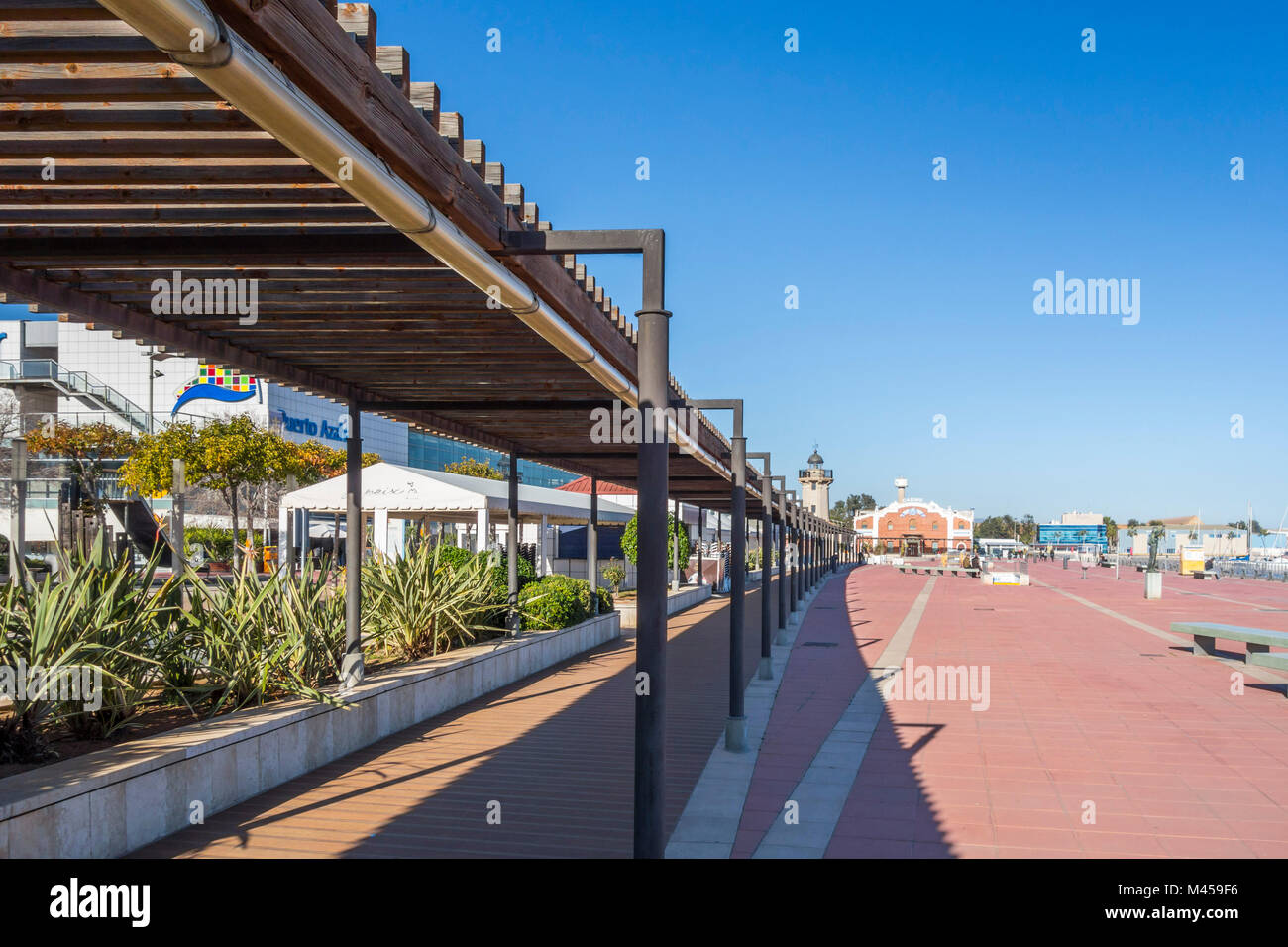 Promenade im Hafen von El Grao, maritime Bezirk. Castellon, Spanien. Stockfoto