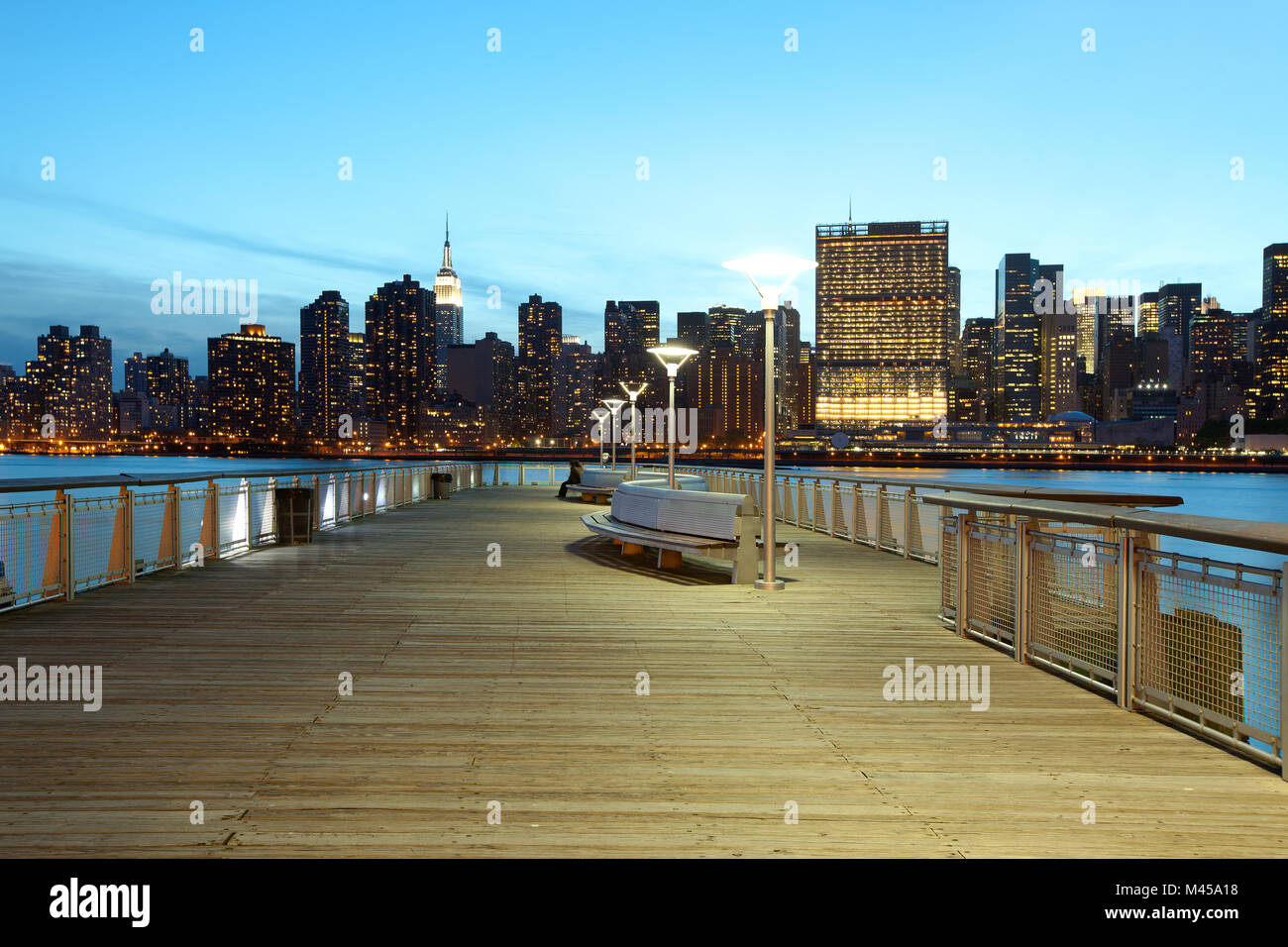 Gantry Plaza State Park und die Skyline von Manhattan, New York City, NY, USA Stockfoto