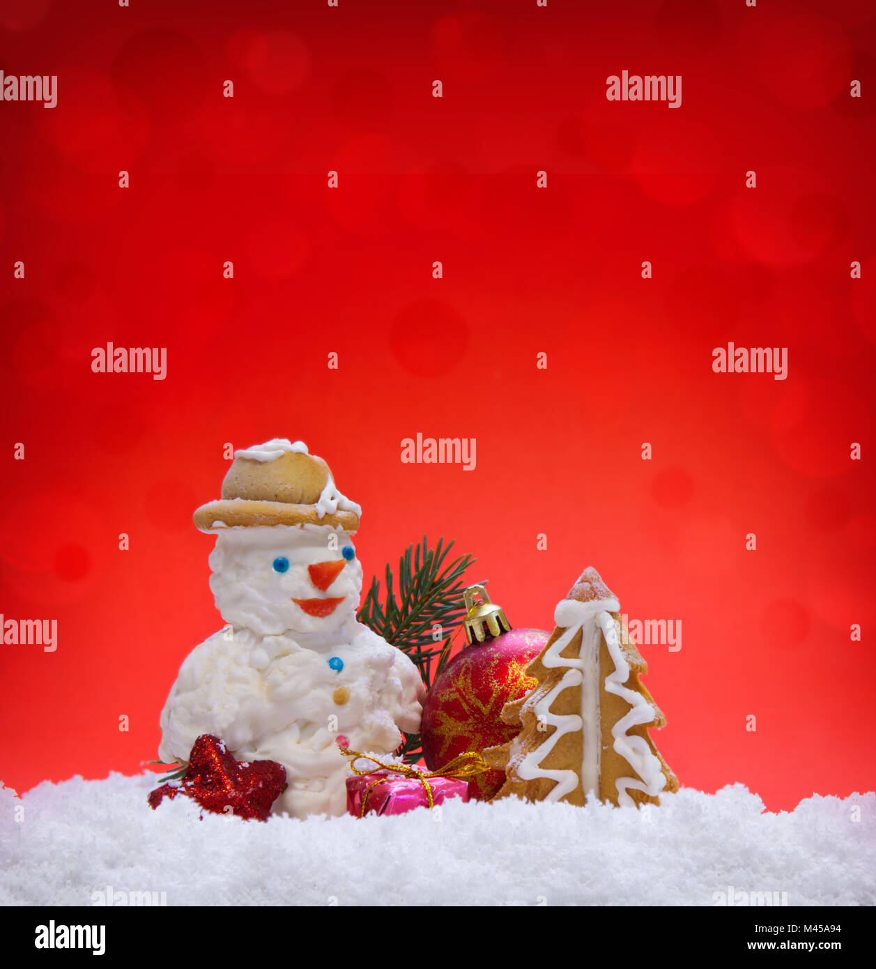 Weihnachtsplätzchen mit Schneemann auf rotem Hintergrund. Stockfoto