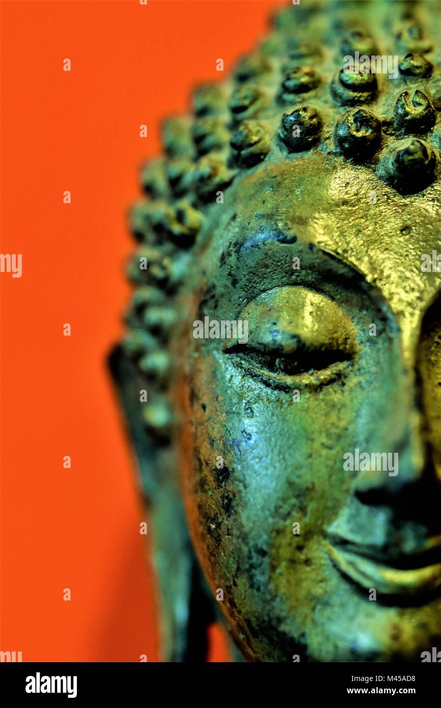 Buddha Kopf auf orangefarbenem Hintergrund Stockfoto