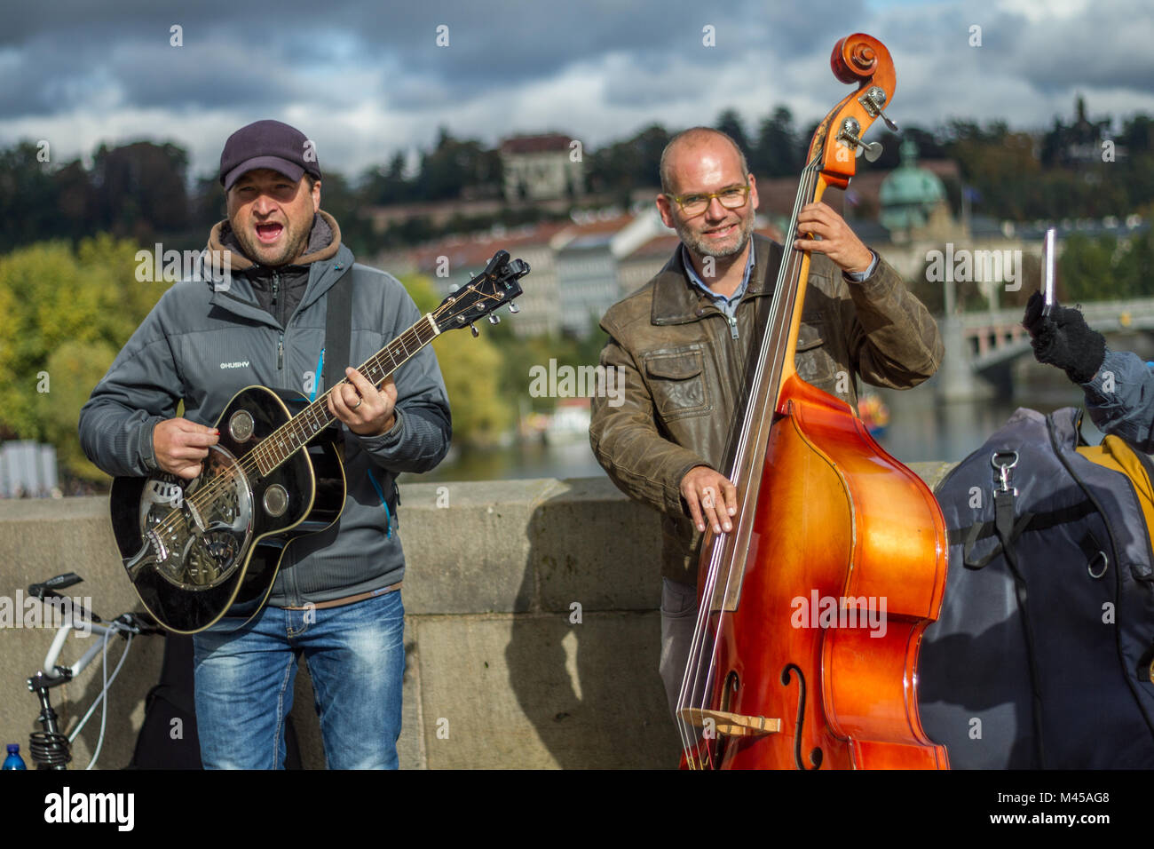 Straßenmusiker auf der Karlsbrücke in Prag Stockfoto