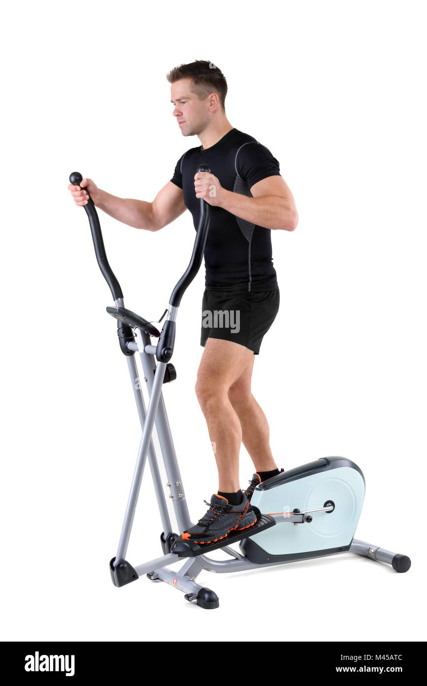 junger Mann Übungen am Crosstrainer Stockfoto