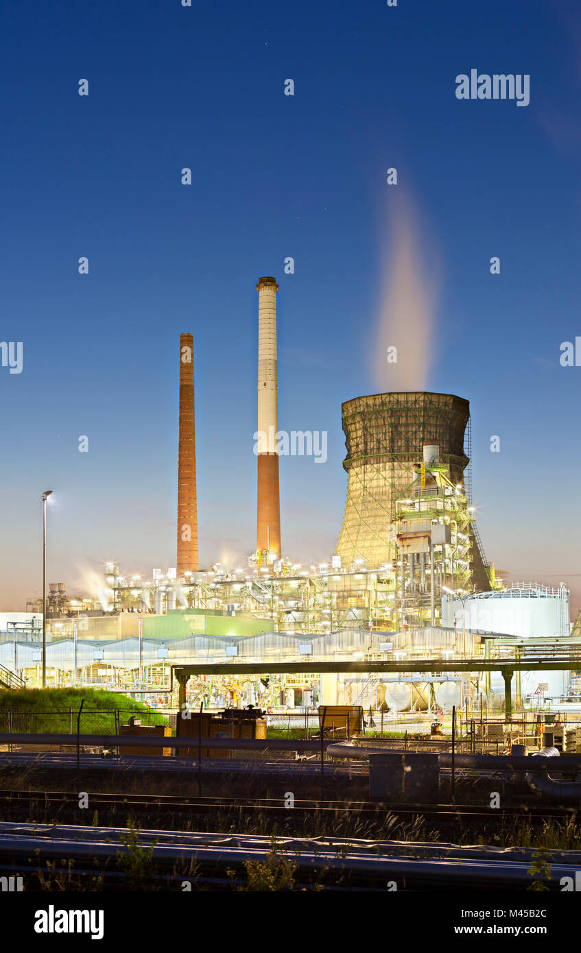 Eine Ölraffinerie mit Kühlturm und blauen Nachthimmel. Stockfoto