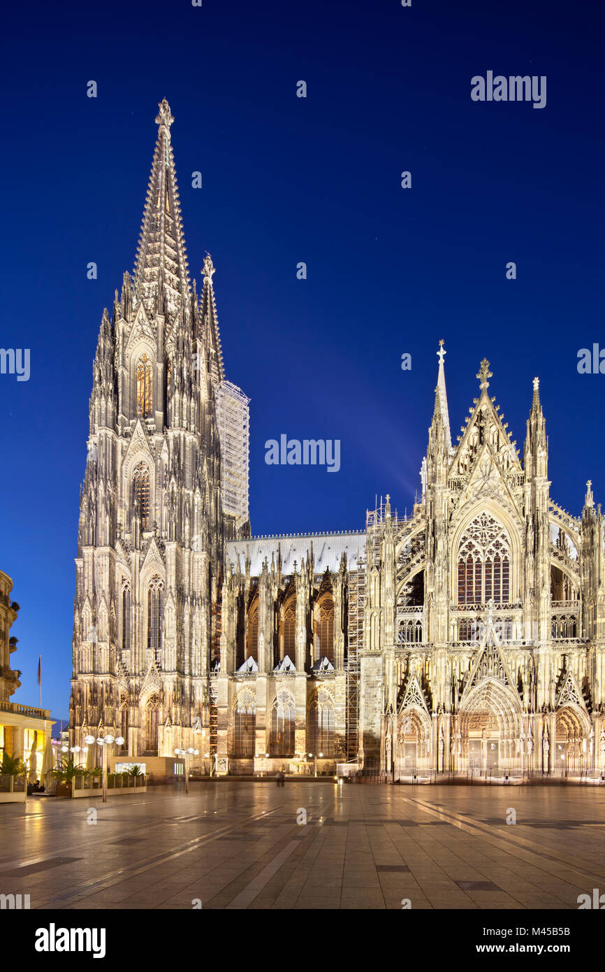 Der berühmte Kölner Dom bei Nacht mit tiefblauem Himmel, Stockfoto