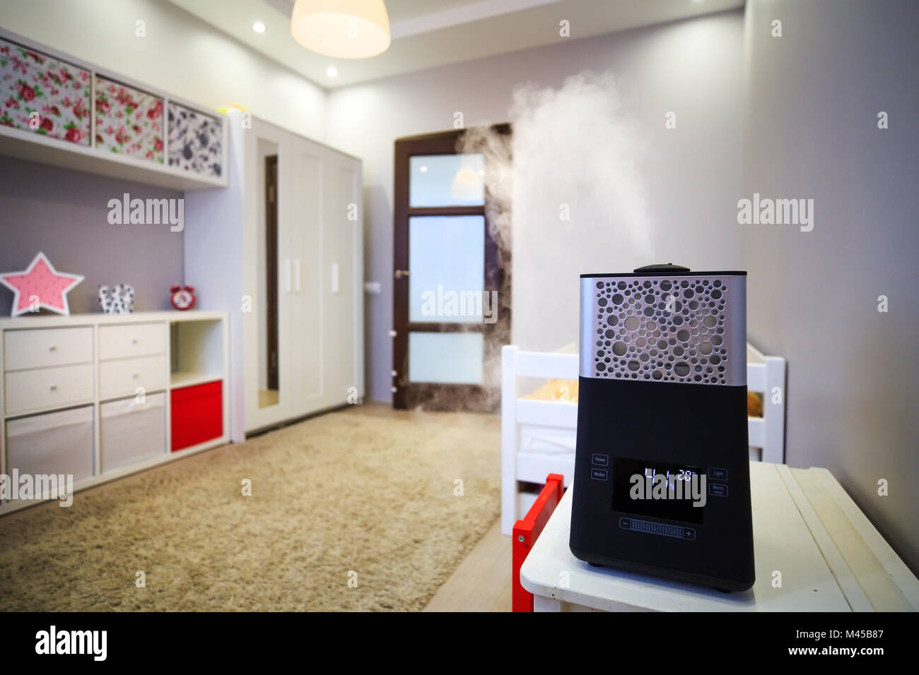 Moderne Luftbefeuchter im Kinderzimmer. System, mit dem die frische Luft im Zimmer. Stockfoto