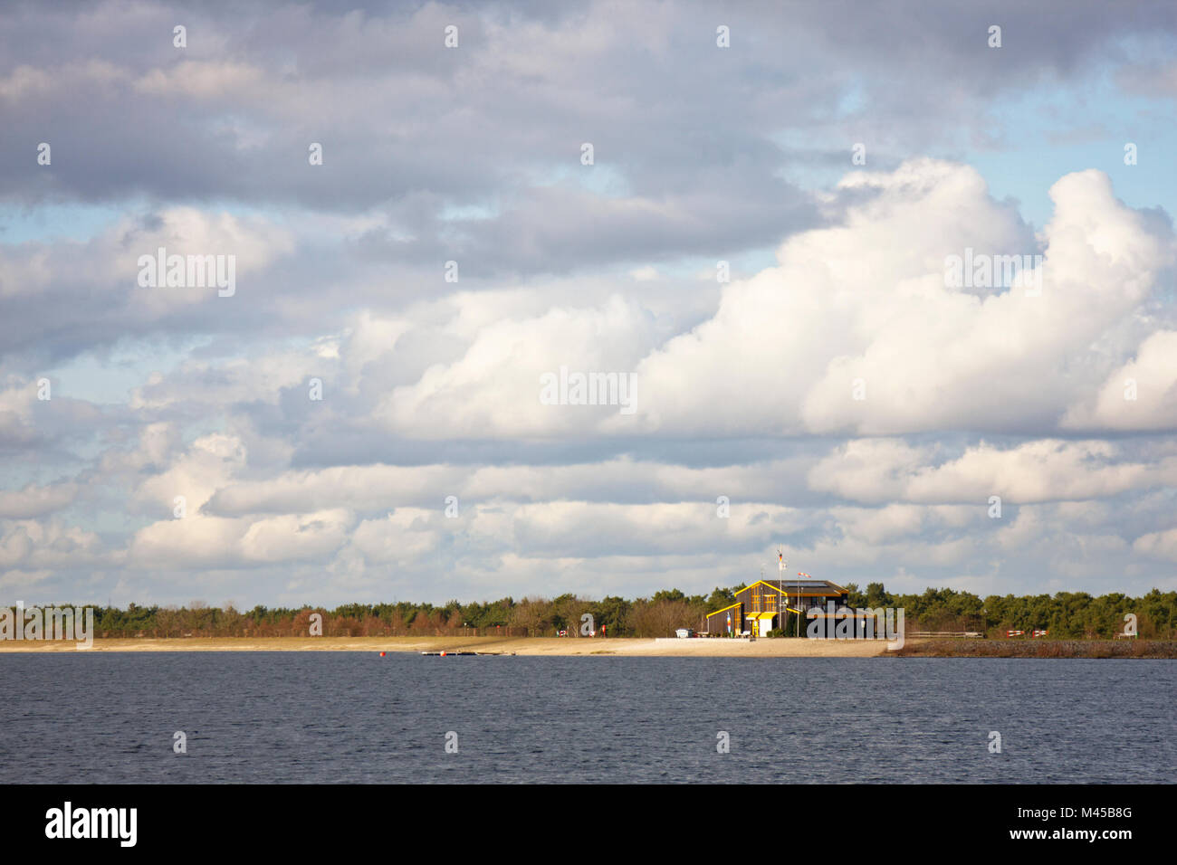 Ein großer Strand Haus an einem Seeufer. Stockfoto