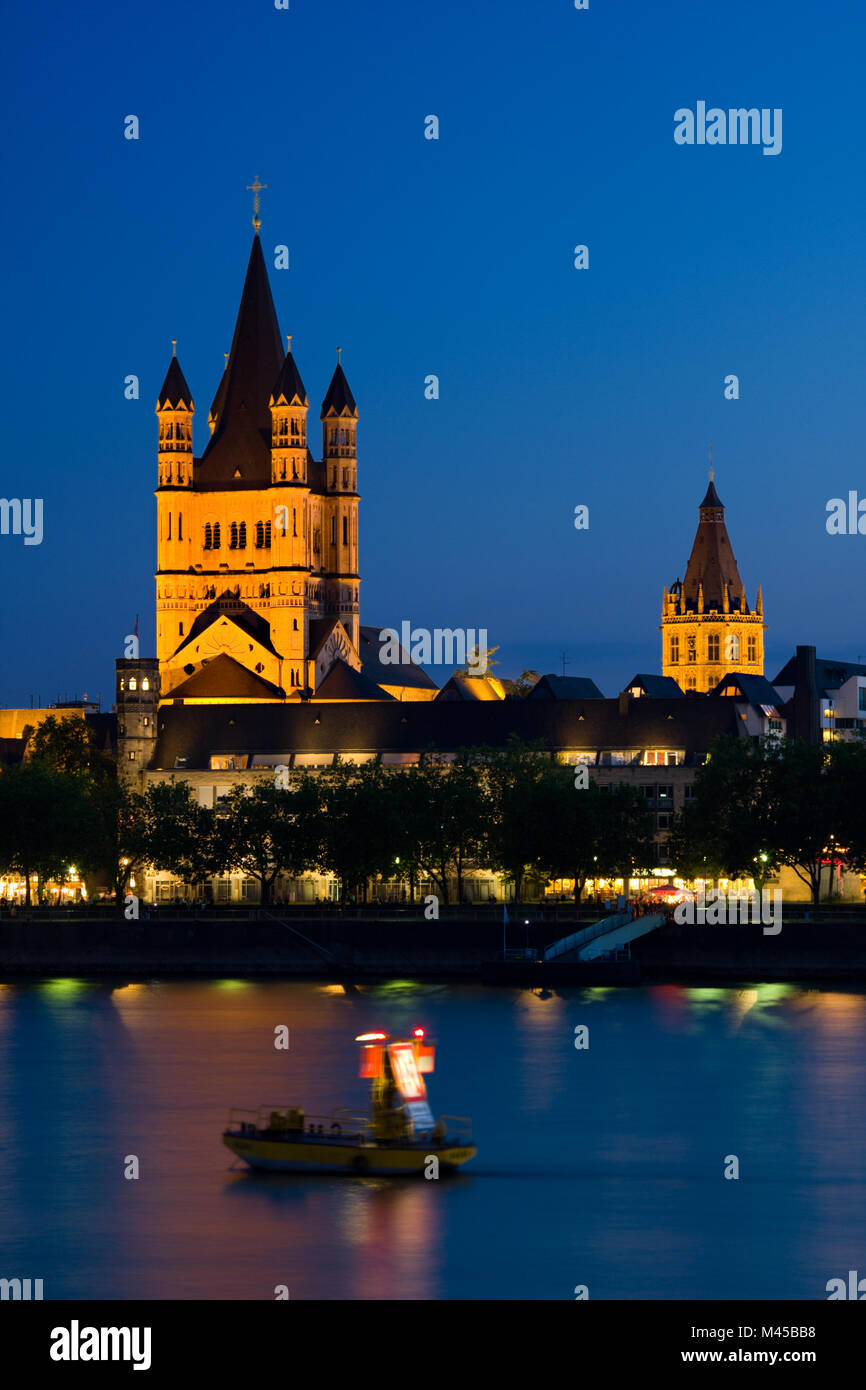 Nacht Blick über den Rhein zu Groß Sankt Martin in Köln, Deutschland. Stockfoto