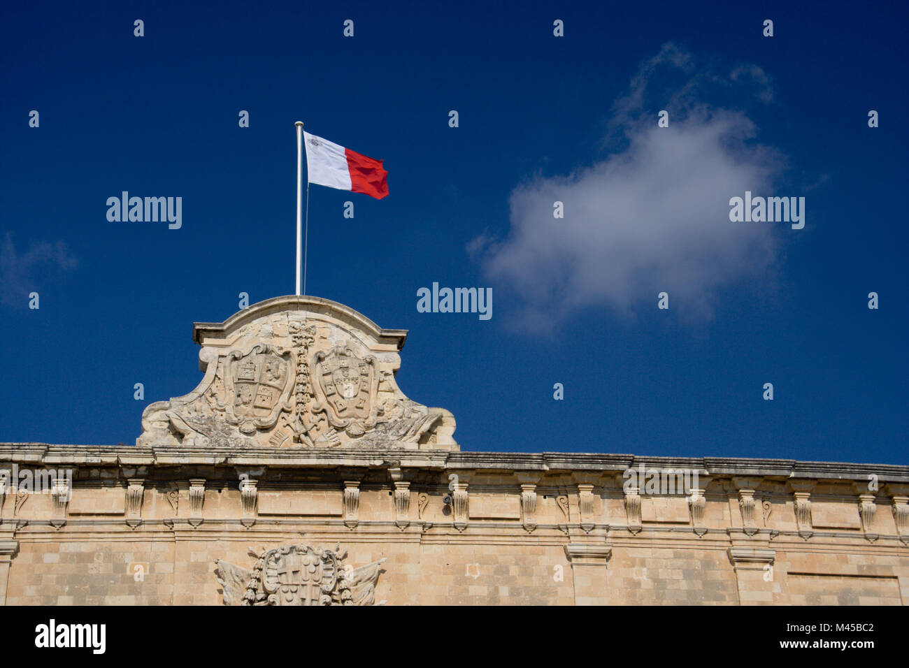 Die maltesische Flagge oben auf einem Gebäude. Stockfoto