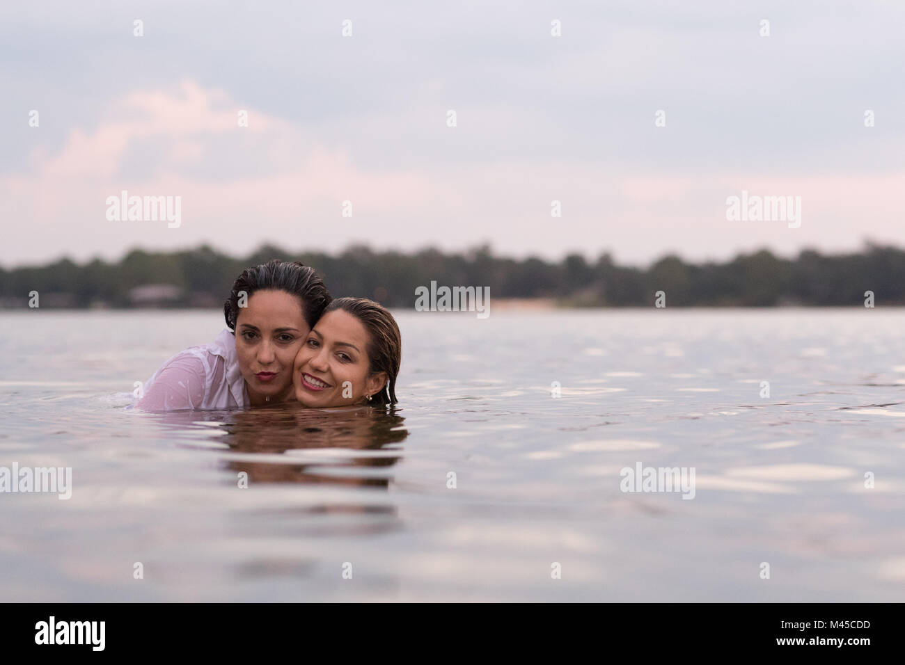 Bekleidet Freunde in Wasser, Destin, Florida, Vereinigte Staaten, Nordamerika Stockfoto