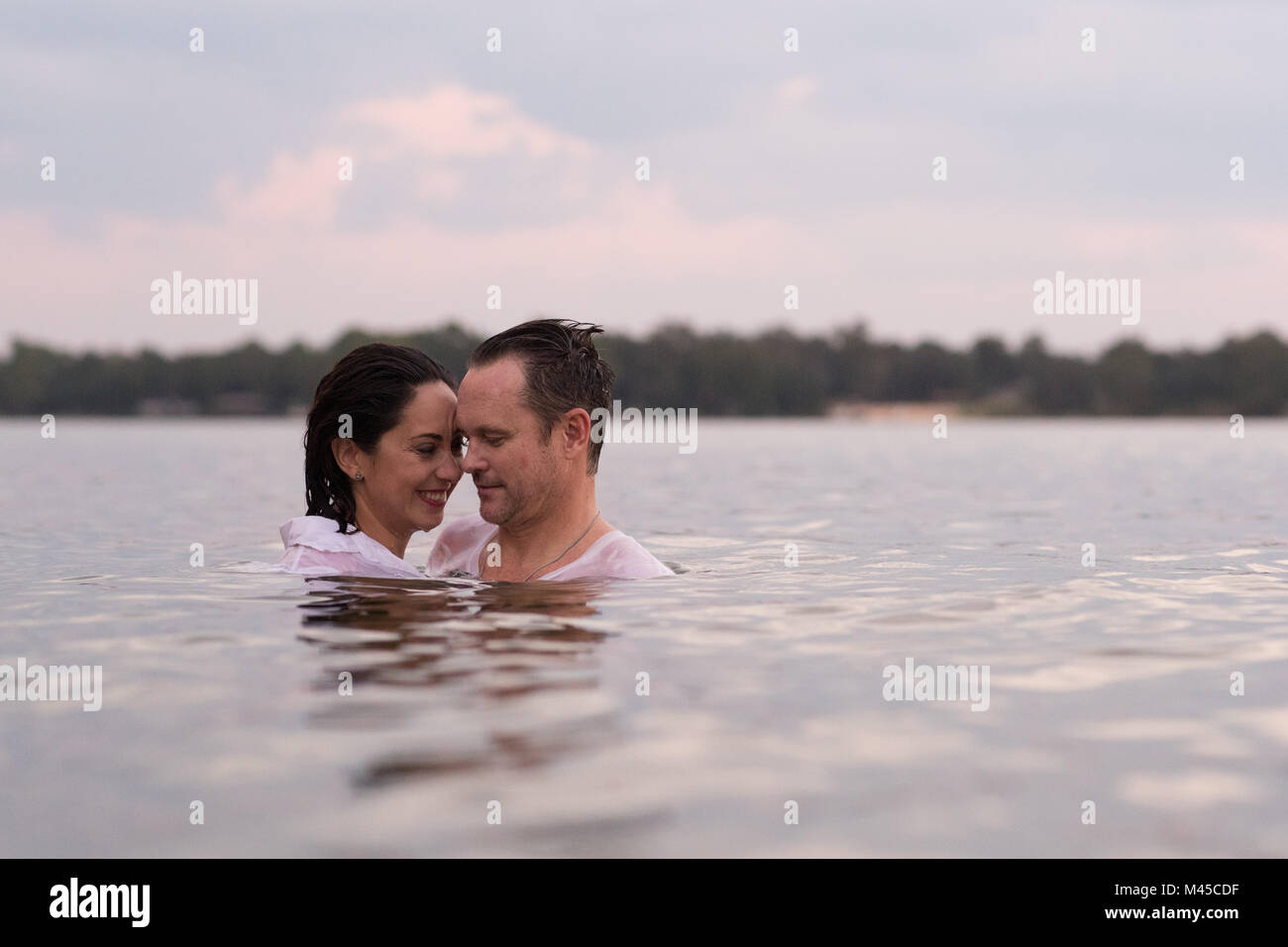 Bekleidet Paar in Wasser, Destin, Florida, Vereinigte Staaten, Nordamerika Stockfoto