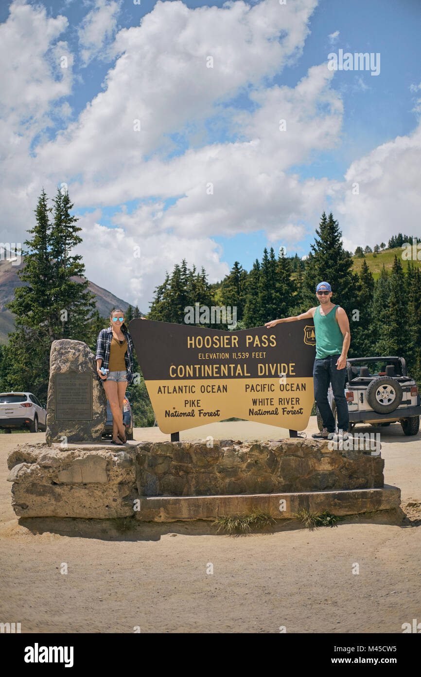 Portrait von paar Zeichen von Continental Divide, Breckenridge, Colorado, USA Stockfoto