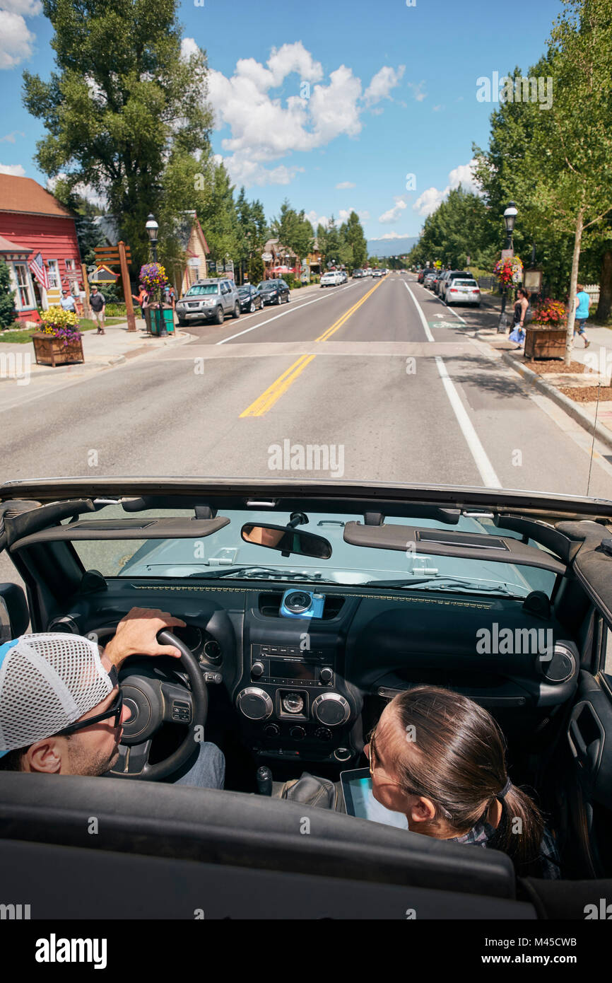 Road Trip paar Fahren durch die Stadt, Breckenridge, Colorado, USA Stockfoto
