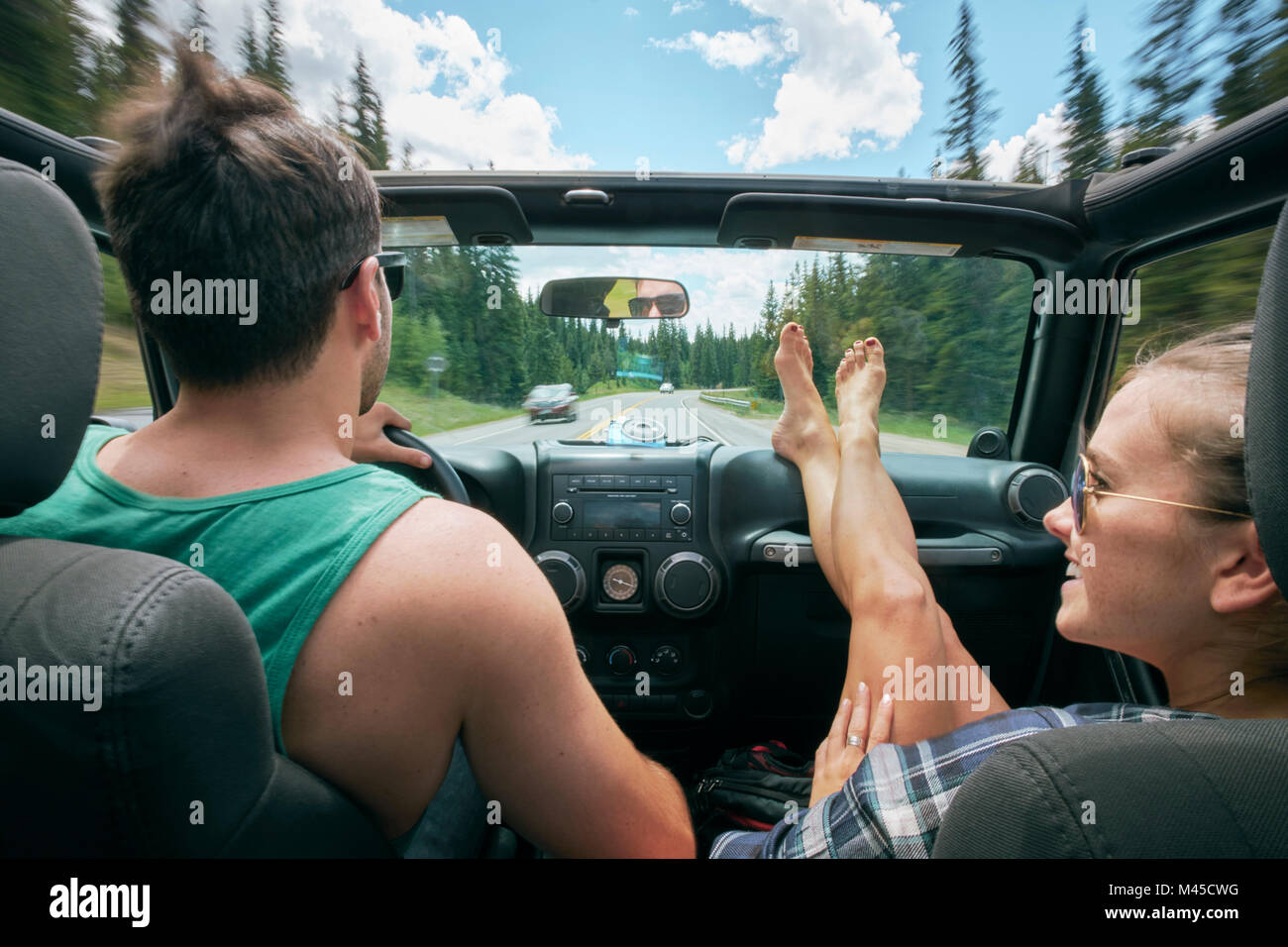 Junge Frau mit Fuß oben Fahren auf Road Trip mit Freund, Breckenridge, Colorado, USA Stockfoto