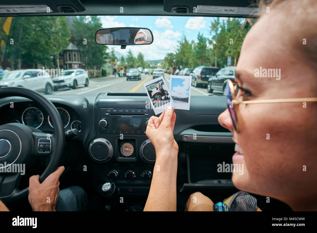 In der Nähe der jungen Frau auf Straße Reise Holding instant Foto, Breckenridge, Colorado, USA Stockfoto