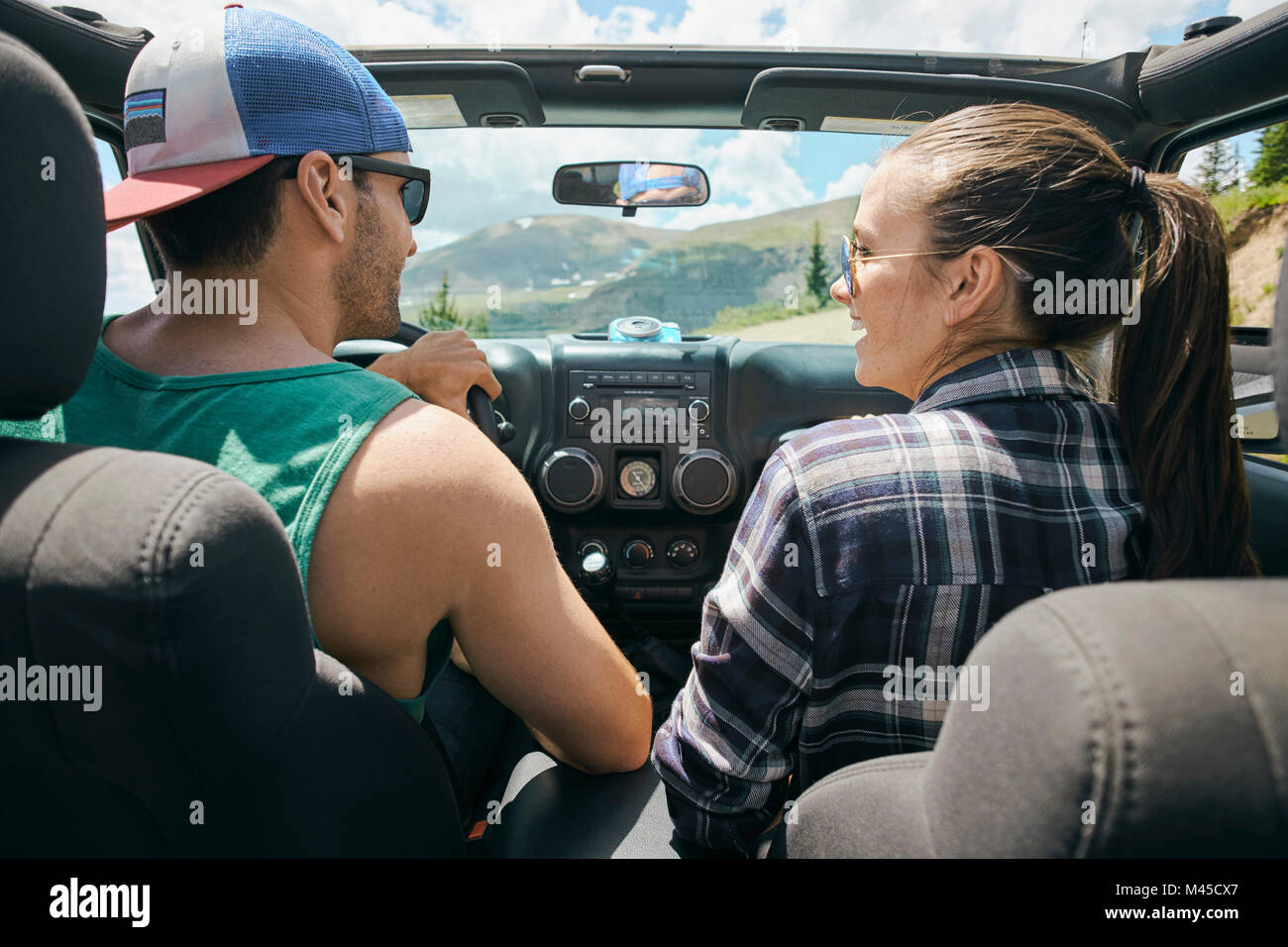 Road Trip paar Fahren auf Landstraße, Breckenridge, Colorado, USA Stockfoto