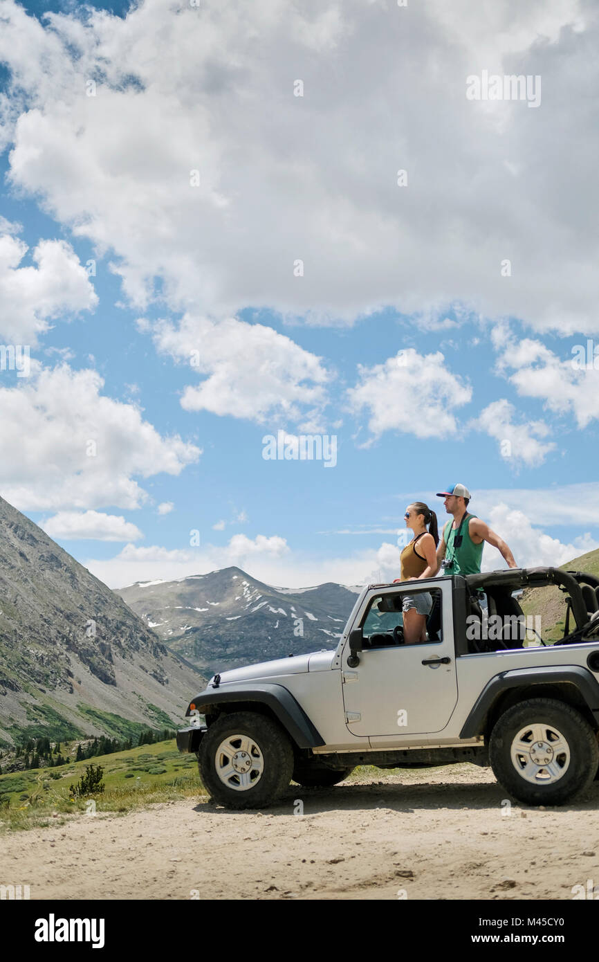 Road Trip Paar in vier Rad Cabrio in Rocky Mountains, Breckenridge, Colorado, USA Stockfoto