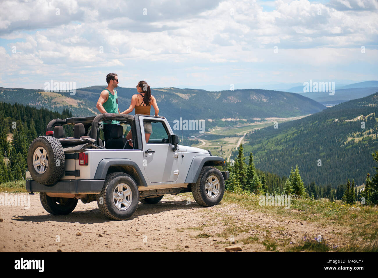 Road Trip Paar in vier Rad Cabrio in Rocky Mountains, Breckenridge, Colorado, USA Stockfoto