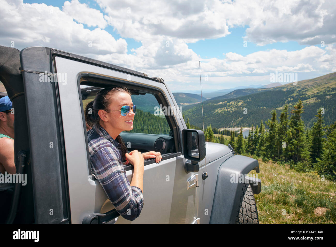 Junge Frau auf Straße Reise auf der Suche nach Aus geparkten Fahrzeug, Breckenridge, Colorado, USA Stockfoto