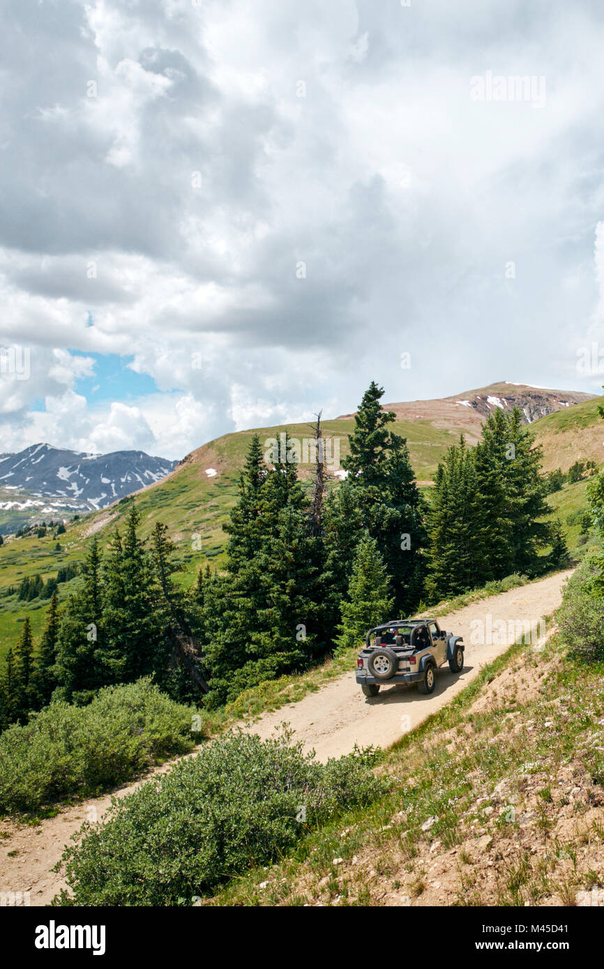 Road Trip Paar fahren Cabrio Geländewagen auf den ländlichen Mountain Road, Breckenridge, Colorado, USA Stockfoto