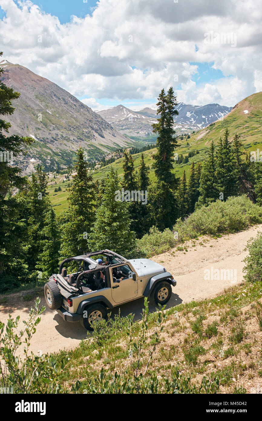 Road Trip Paar fahren Cabrio Geländewagen auf den ländlichen Mountain Road, Breckenridge, Colorado, USA Stockfoto