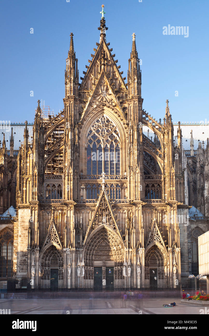 Seite Portal von den berühmten Kölner Dom. Lange Belichtung geschossen. Stockfoto