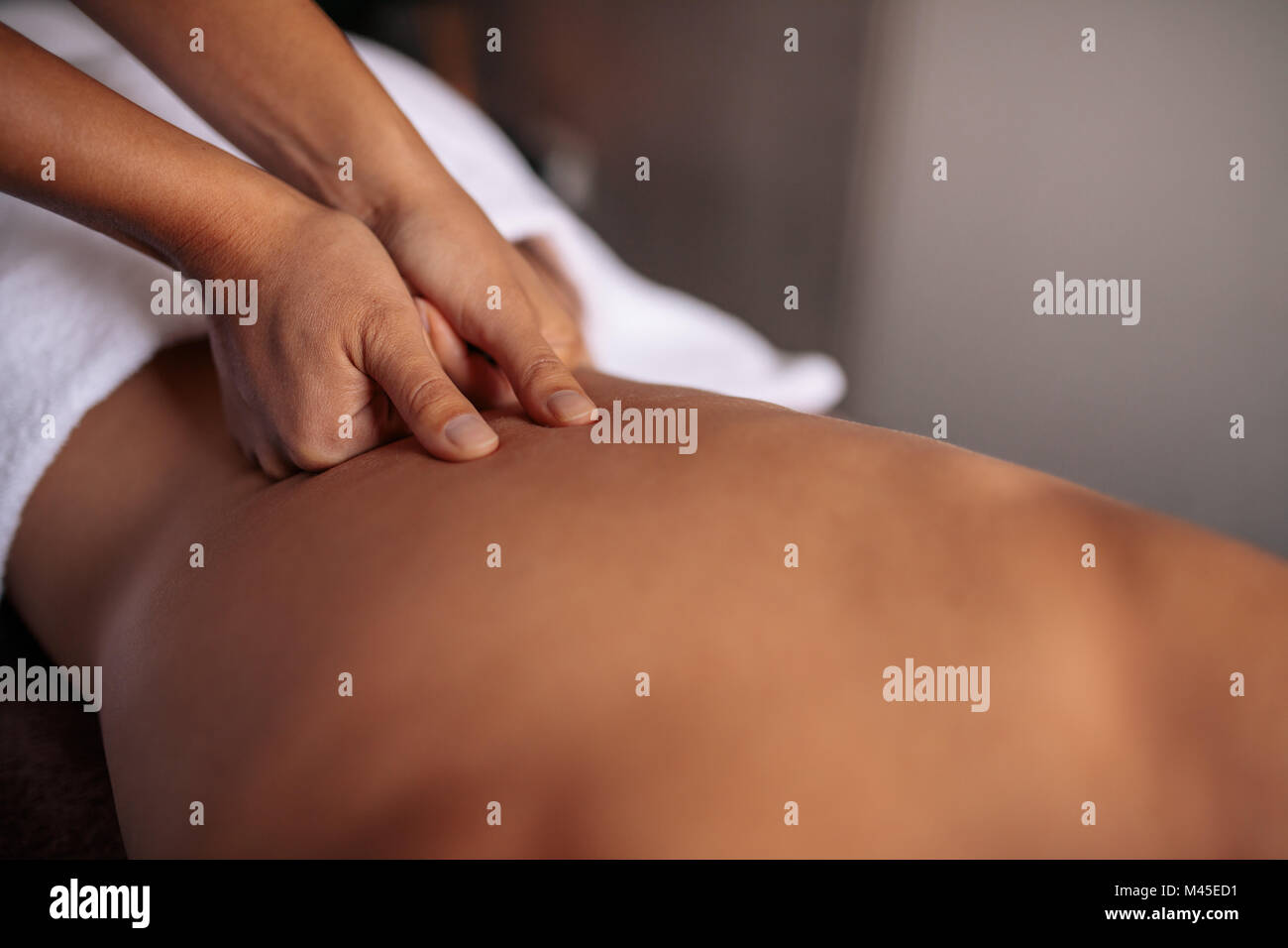 In der Nähe der Hände des Masseurs, Massage auf Frau zurück in den Spa Salon. Liegende Frau während die Hände arbeiten auf der Rückseite. Stockfoto