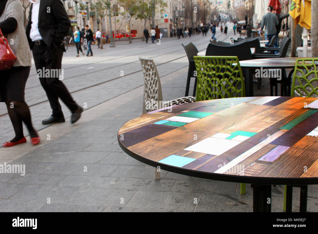 Menschen gehen vorbei an einem Cafe in der Tabelle auf der Jaffa Straße in Jerusalem. Stockfoto