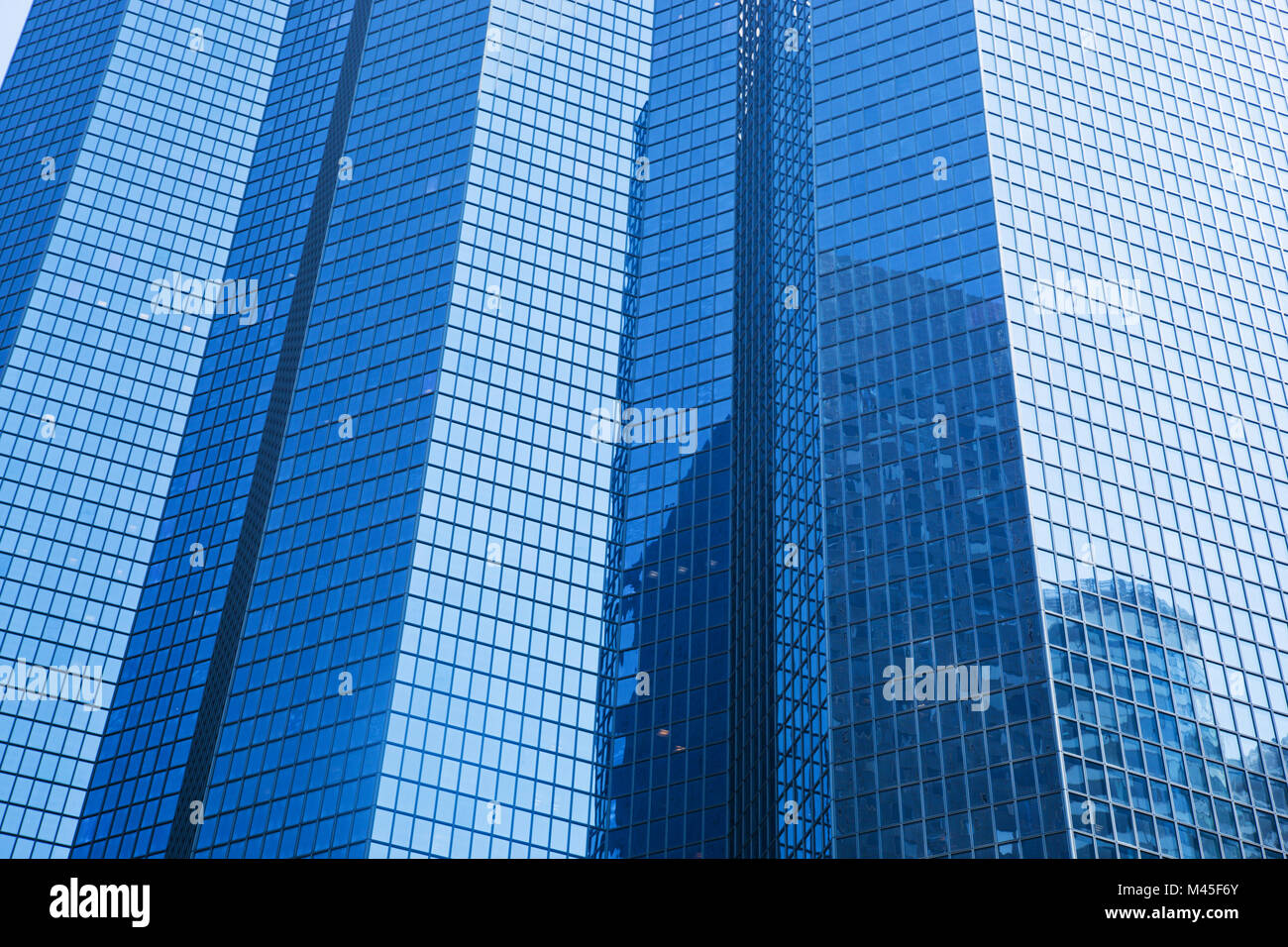 Business Wolkenkratzer moderne Architektur in blauen Farbton. Stockfoto