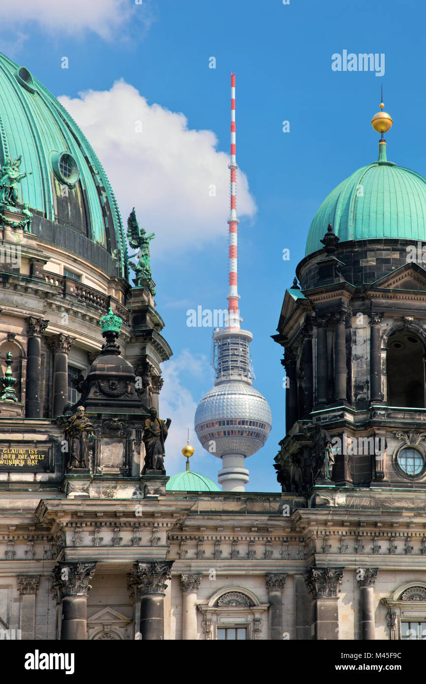 Berliner Dom und Fernsehturm, Berlin, Deutschland. Stockfoto