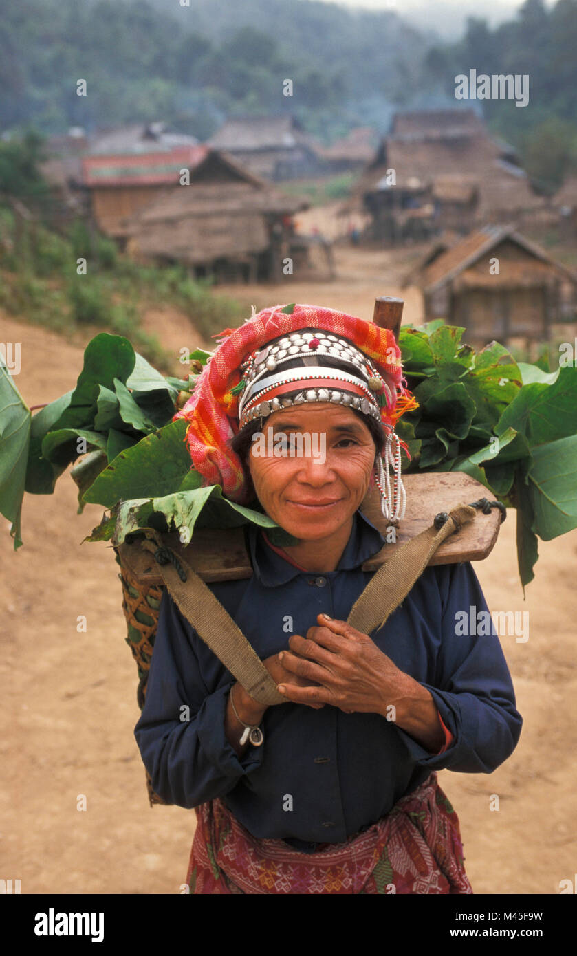 Laos. (In der Nähe von Luang Namtha Muang Sing). Hakha oder Akha Hill Tribe. Frau Gemüse trägt. Stockfoto