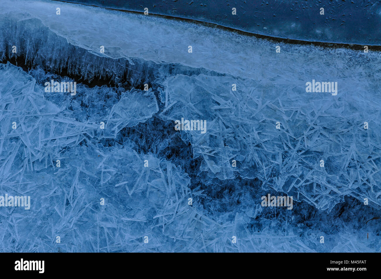 Eis an den Ufern der Ausable River, Adirondack Forest Preserve, New York Stockfoto