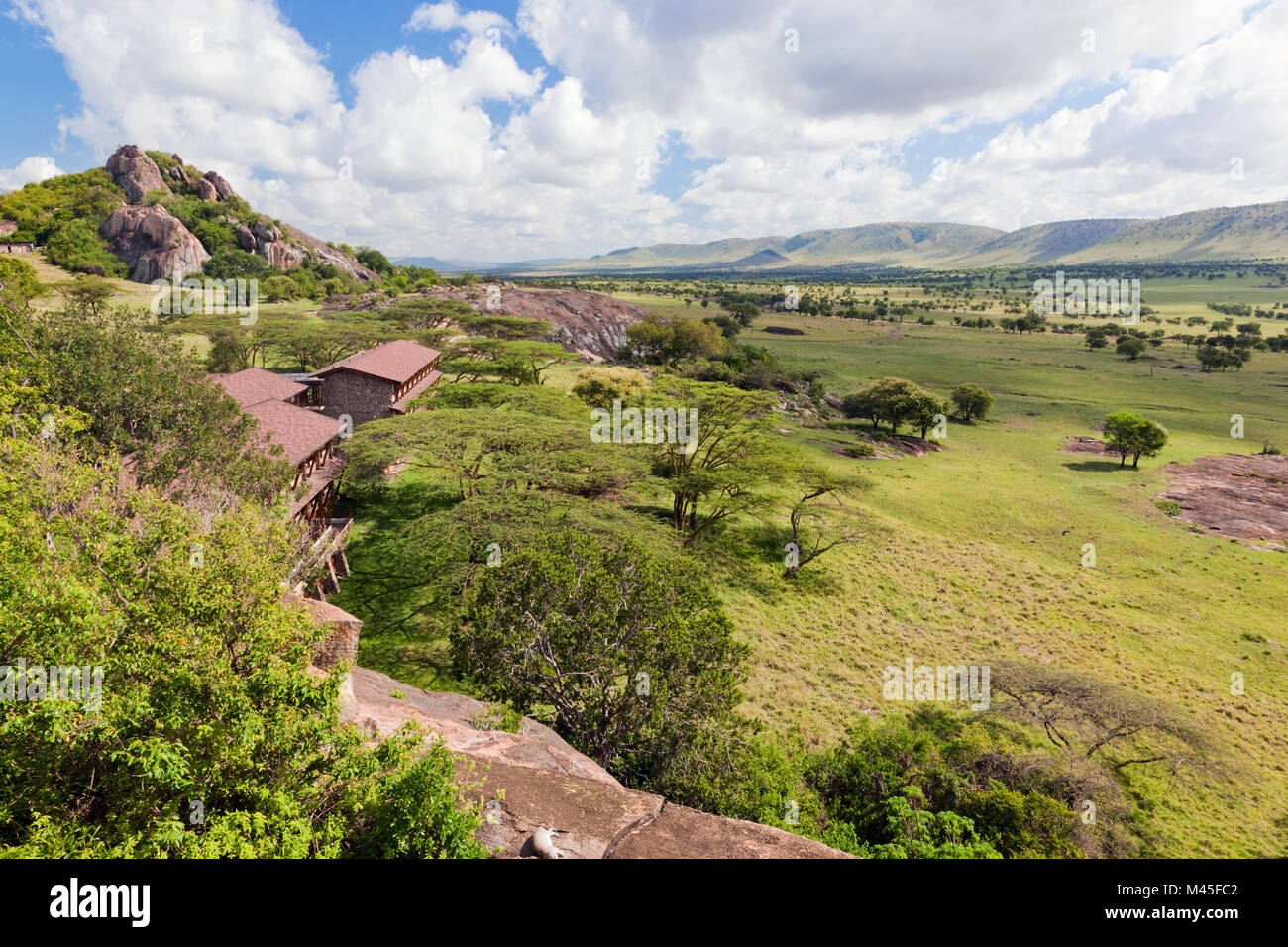Savanne Landschaft und touristische lodgy in der Serengeti Stockfoto
