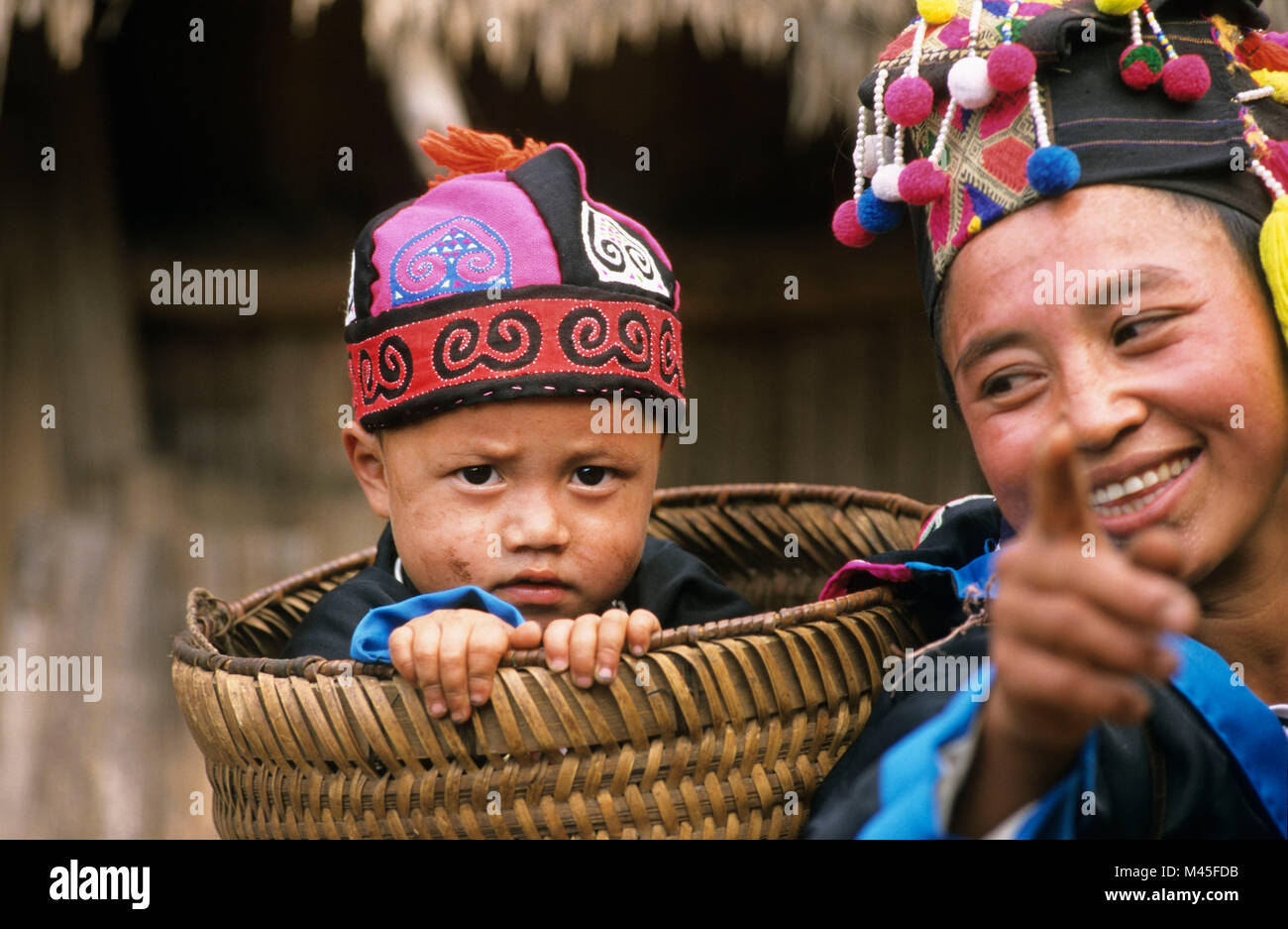 Laos. Luang Prabang. Mutter mit Sohn im Korb von Hmong Bergvolk. Porträt. Stockfoto