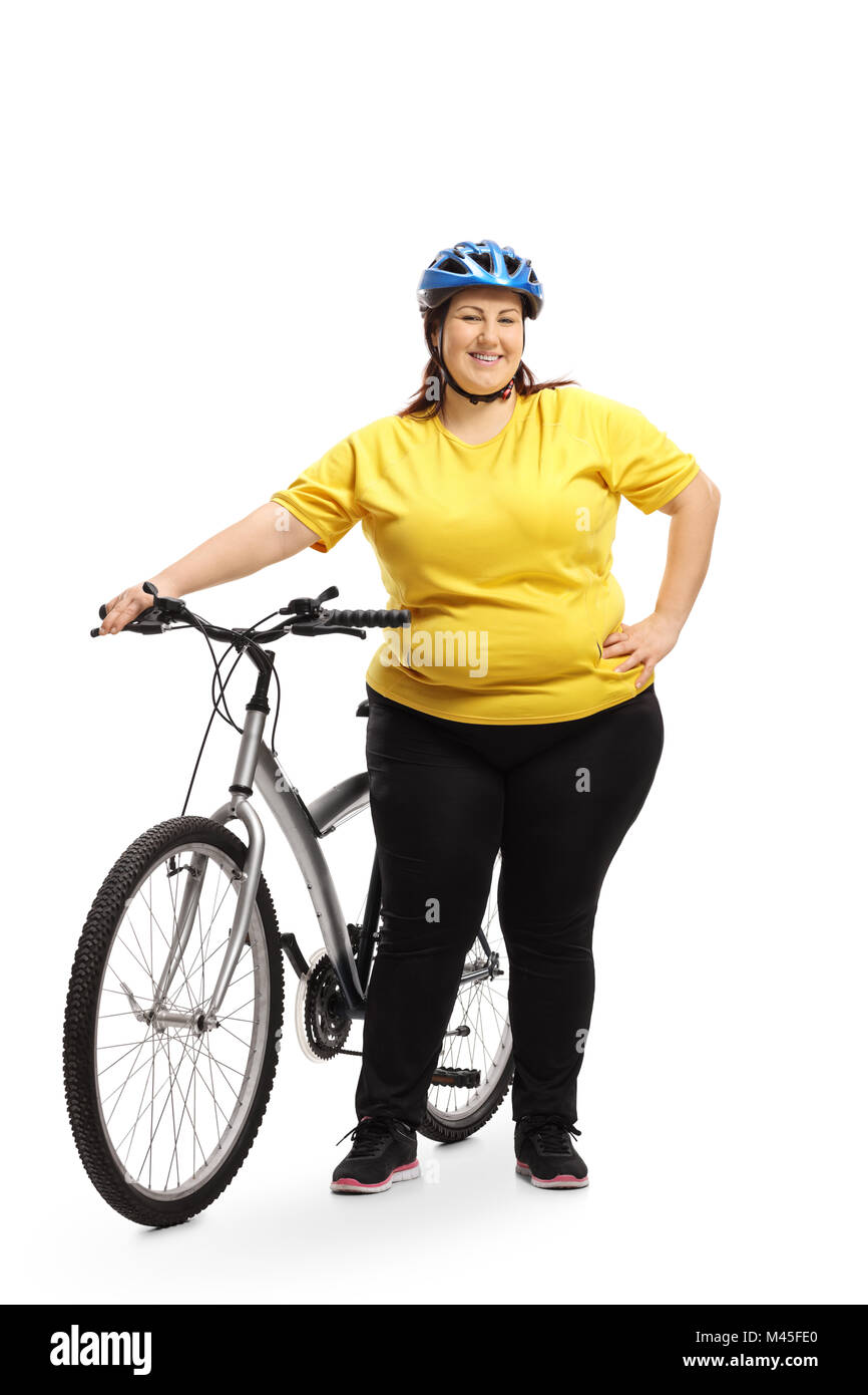 In voller Länge Porträt einer übergewichtigen Frau mit einem Fahrrad auf weißem Hintergrund Stockfoto