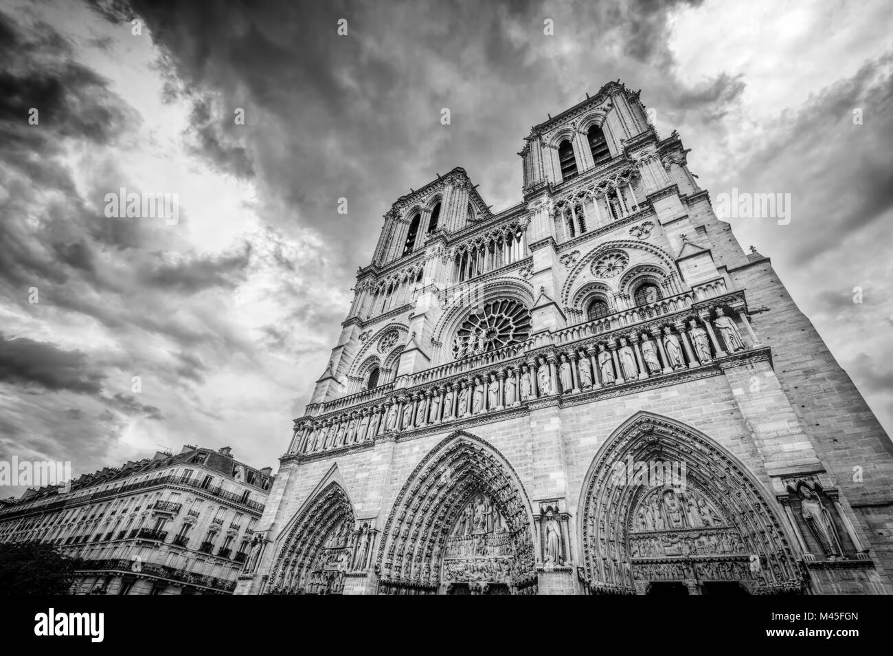 Die Kathedrale Notre Dame in Paris, Frankreich in schwarz weiß. Stockfoto