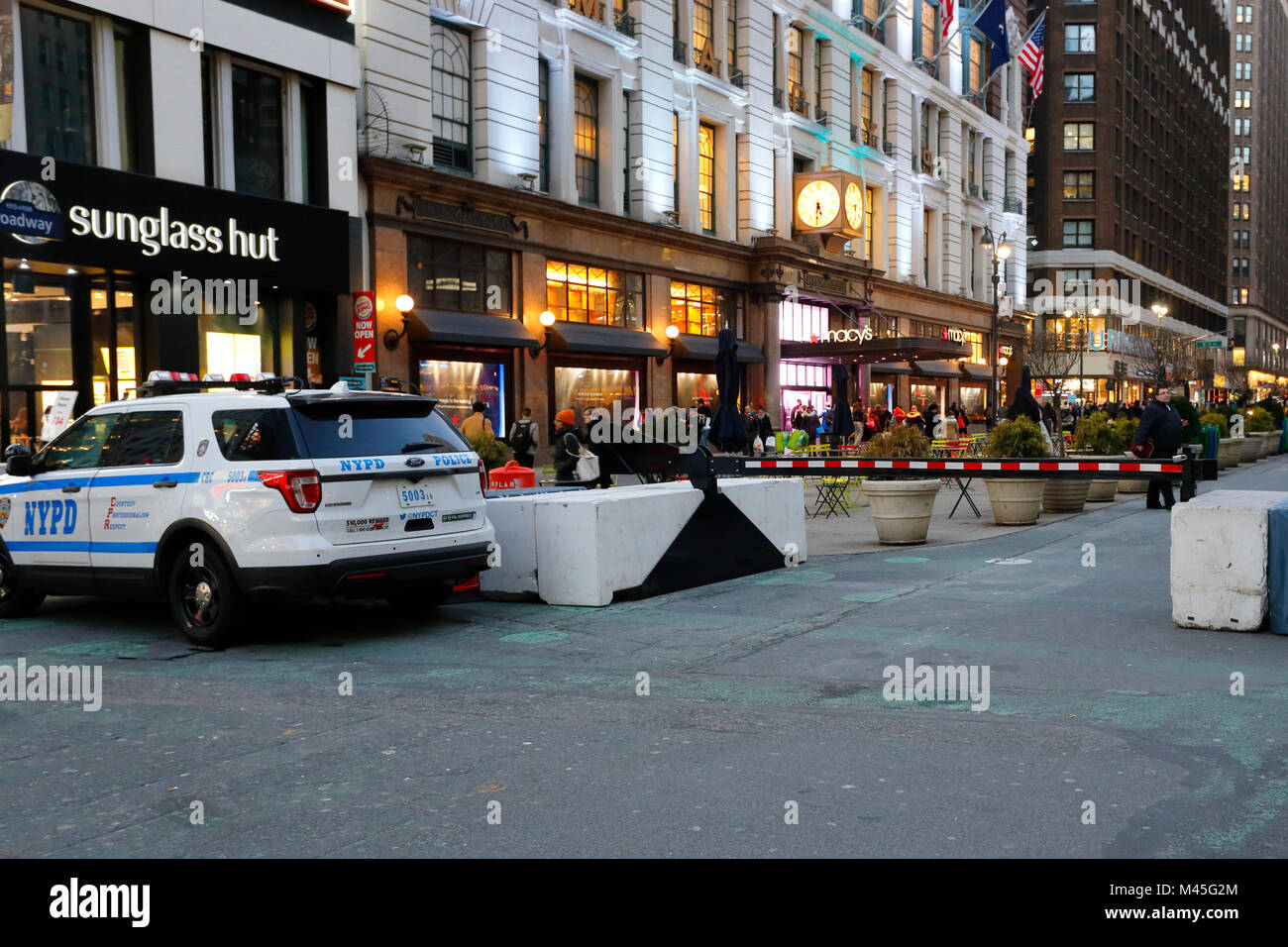 Eine Anti-Terror-Einheit der Polizei wacht über Herald Square in New York City Stockfoto