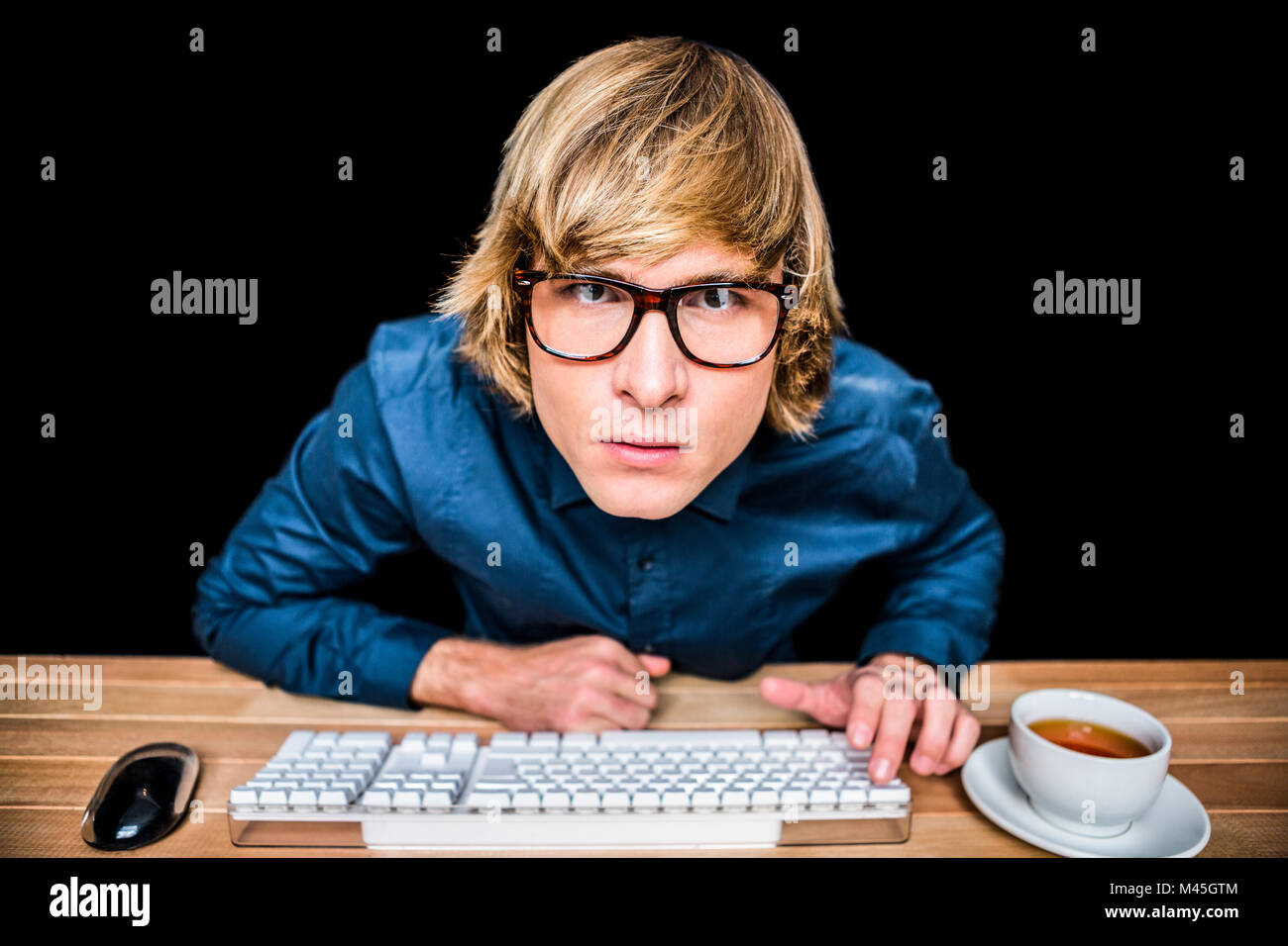 Hipster Geschäftsmann Betrachtung der Kamera Stockfoto