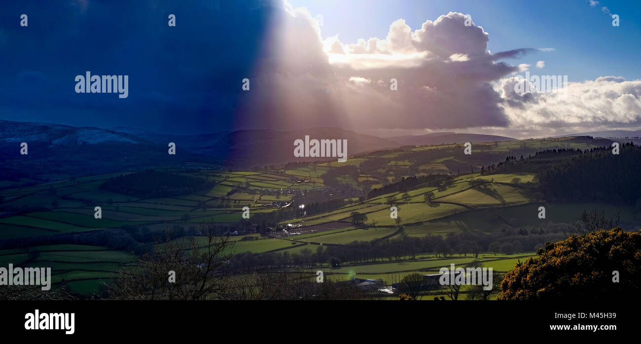 Ein scharfer Kontrast im Licht, als schwere Wolken über die Brecon Beacons Pass Stockfoto