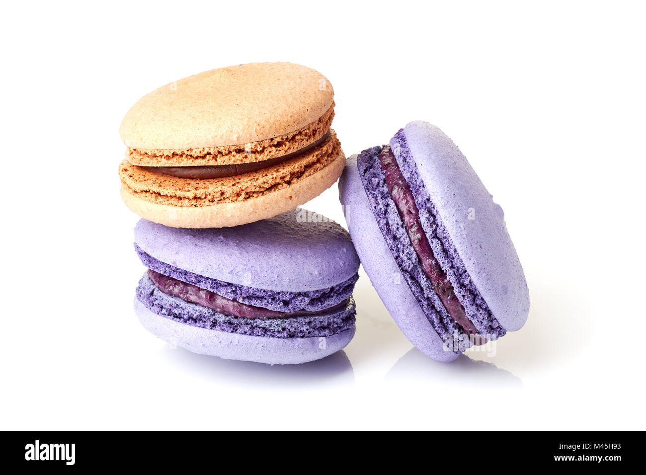 Violett und beige Macarons auf Weiß Stockfoto