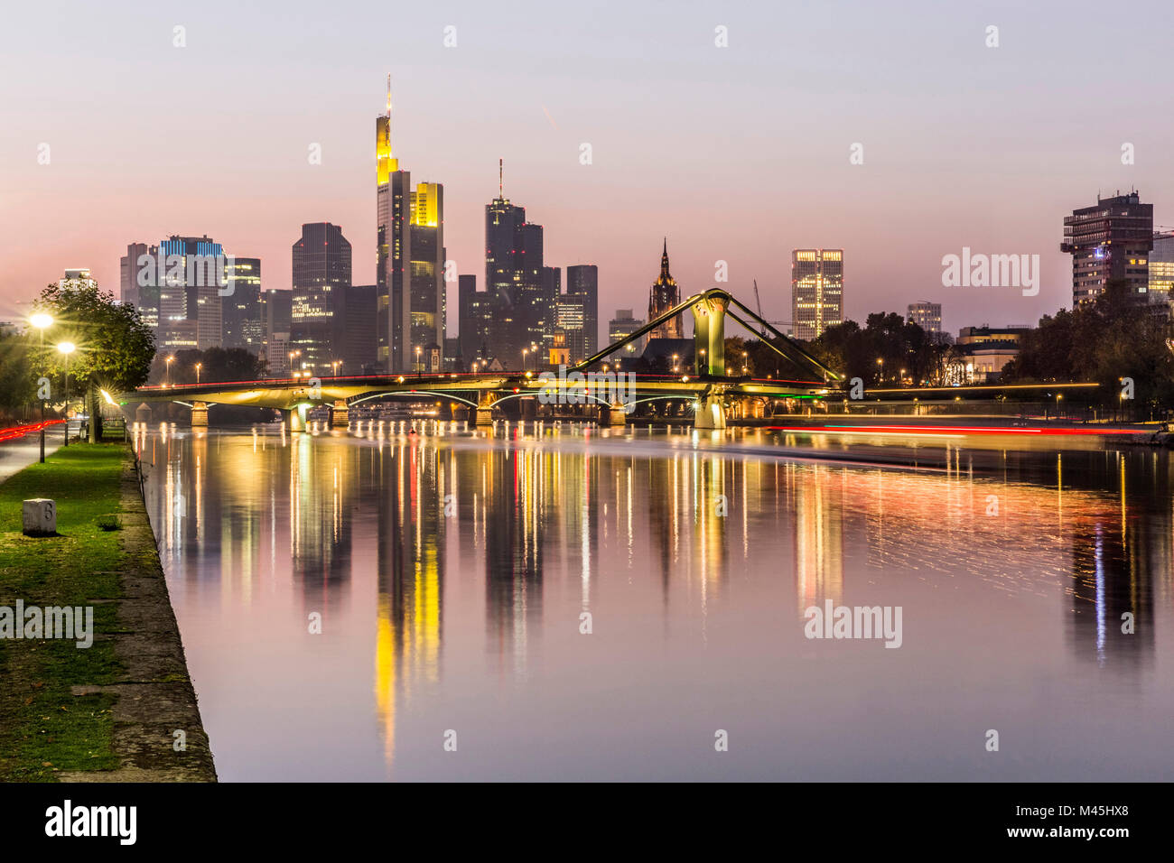 Abendlicher Blick auf die Frankfurter Skyline und den Main Stockfoto