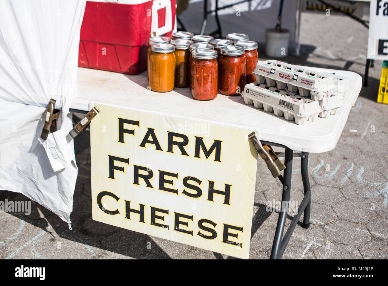 Käse, Soße und frische Eier, die auf einem Bauernmarkt. Stockfoto