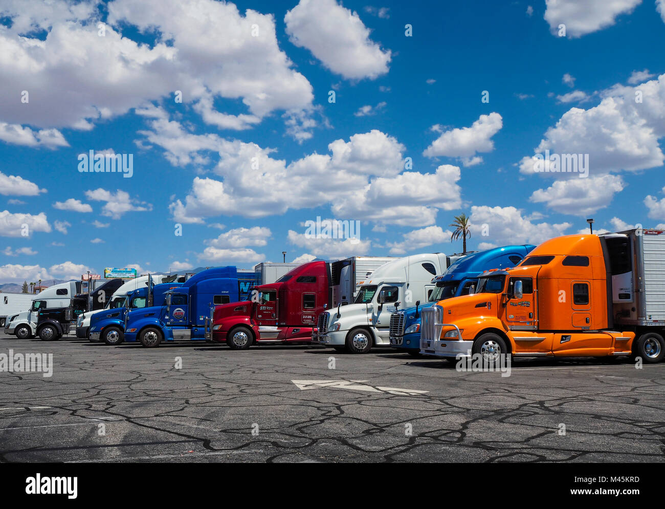 Mesquite, NV - 7. August 2016: eine Reihe von farbenfrohen Amerikanischen Lkw außerhalb einer Truck Stop in Mesquite geparkt auf der Interstate 15. Stockfoto