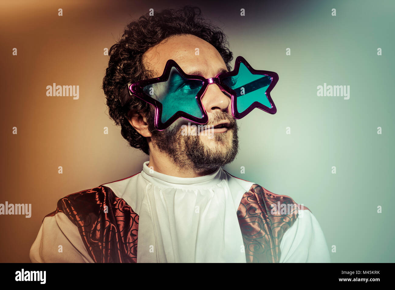 Mann Mit Brille Und Dummes Gesicht Grosse Stars Selfie Stockfotografie Alamy