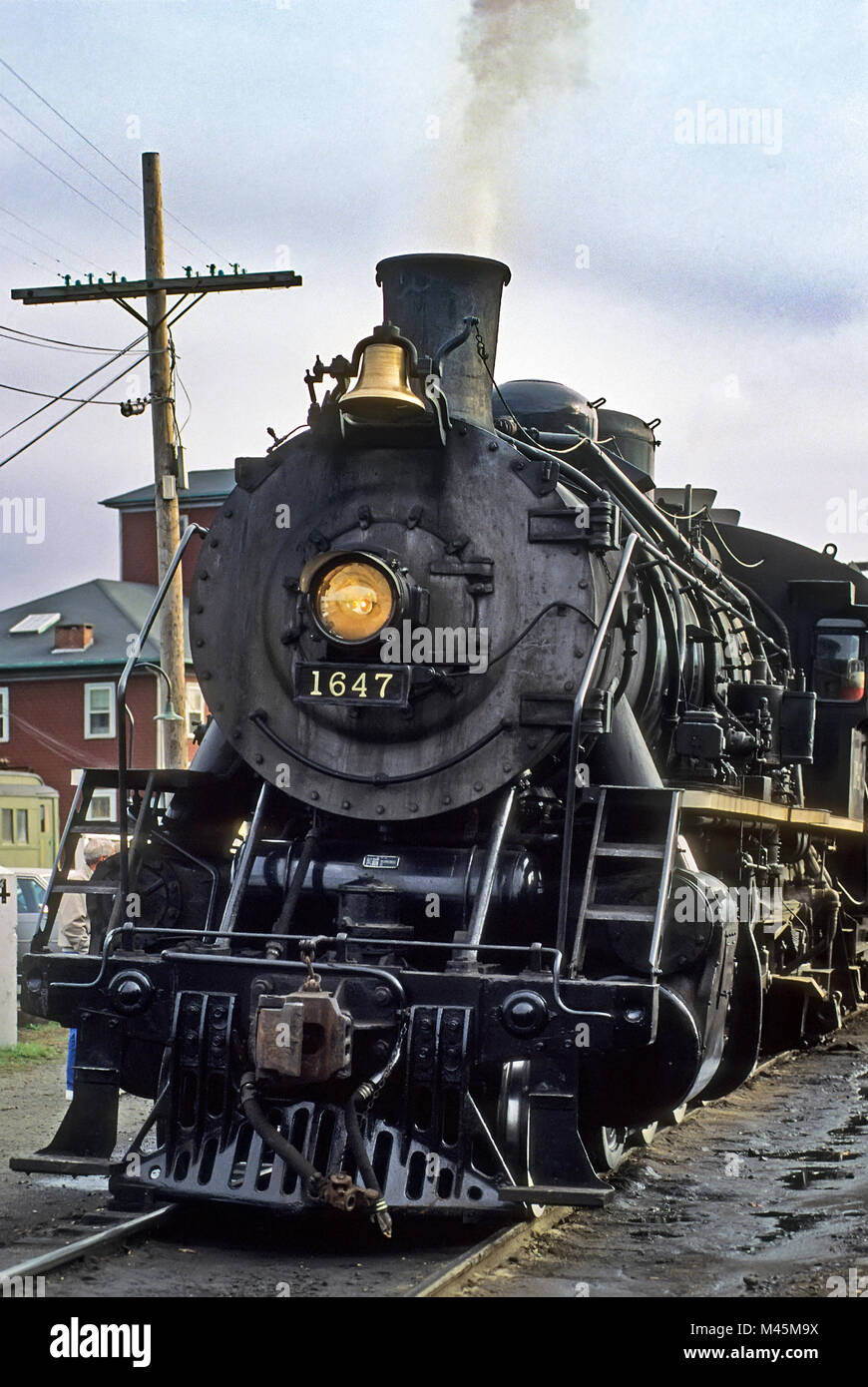 Valley Railroad Lok #1647, 2-8-2 Steam Train, fährt der Dampfzug Passagier Depot in Essex, CT, USA. Stockfoto