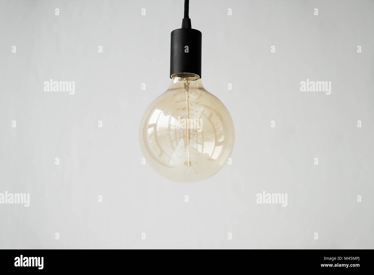 Eine moderne Lampe hängende isoliert auf weißem Stockfoto