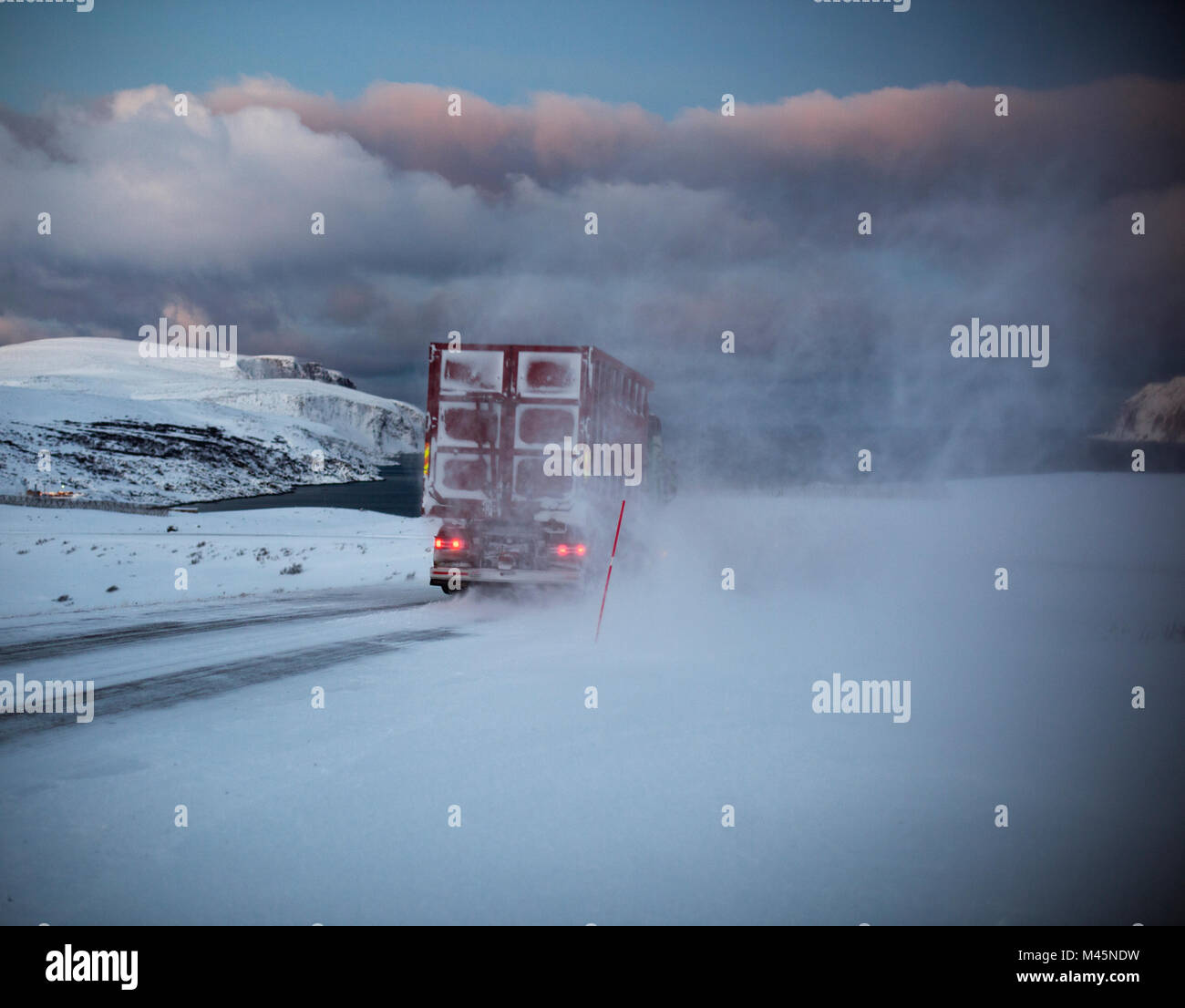 Ansicht der Rückseite des Lkw fahren Schnee Küstenstraße, Finnmark, Norwegen Stockfoto