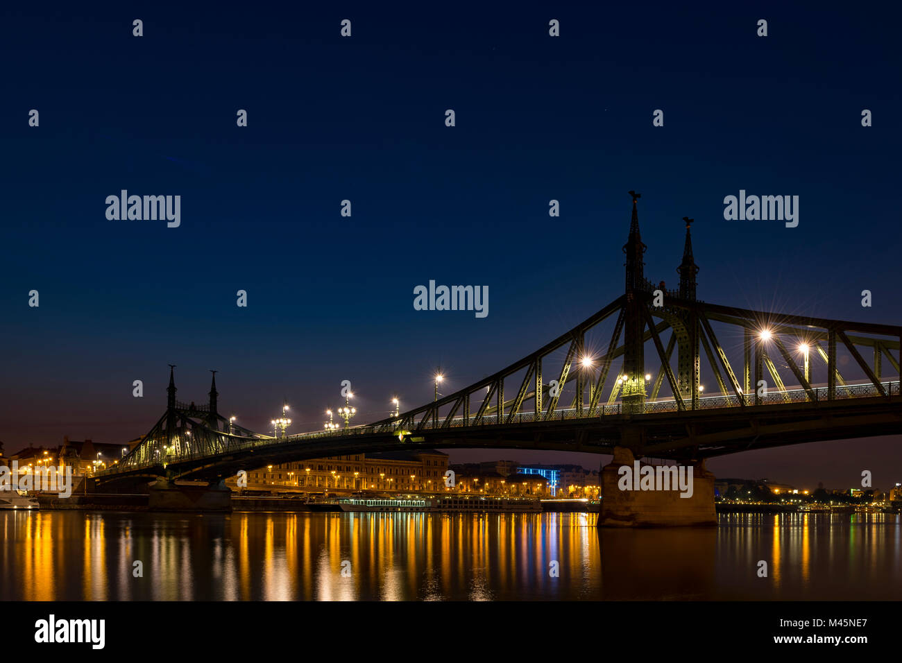 Liberty Bridge mit Donau an der Blauen Stunde, Budapest, Ungarn Stockfoto