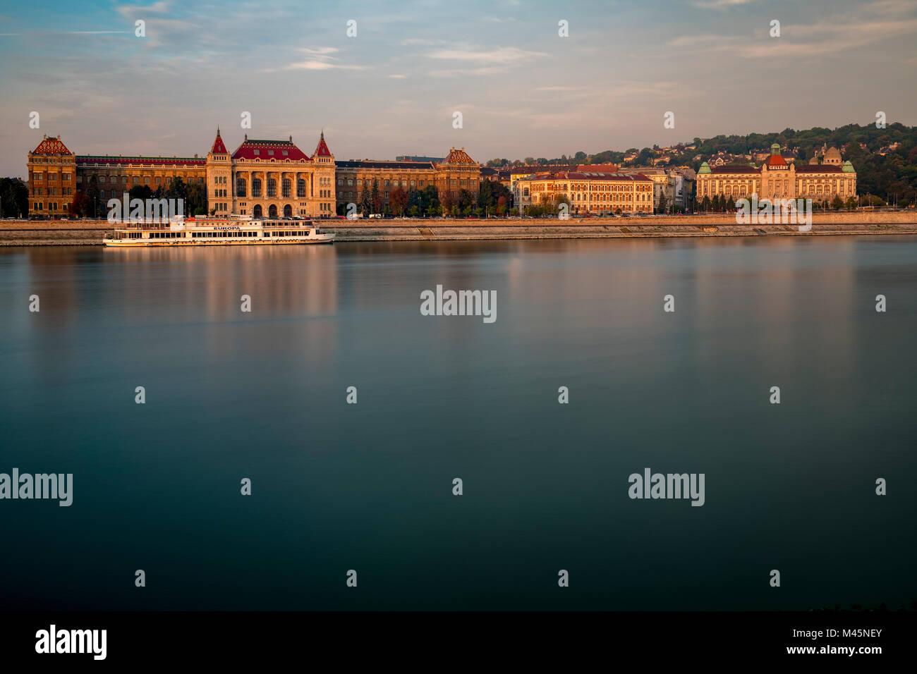 Der Technischen und Wirtschaftswissenschaftlichen Universität Budapest mit Donau, Budapest, Ungarn Stockfoto