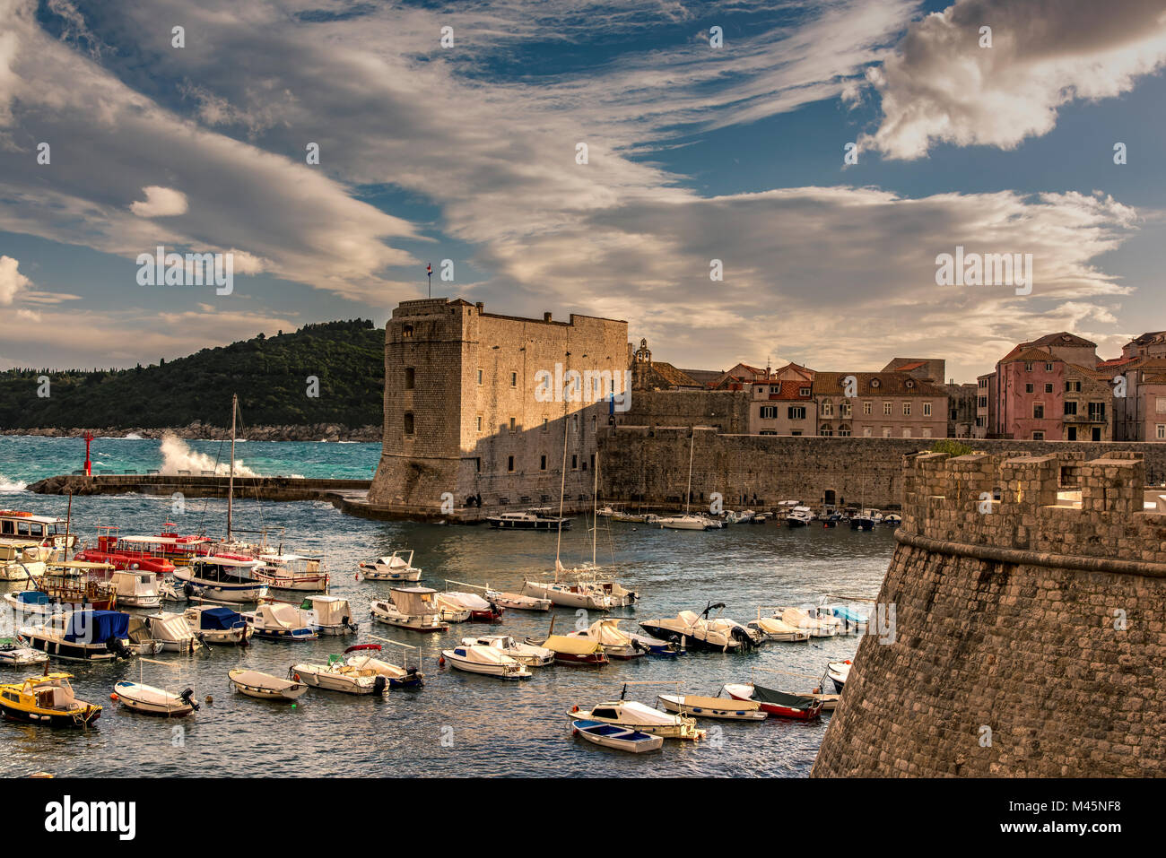 Hafen und Stadt bei Sonnenuntergang, Dubrovnik, Kroatien Stockfoto